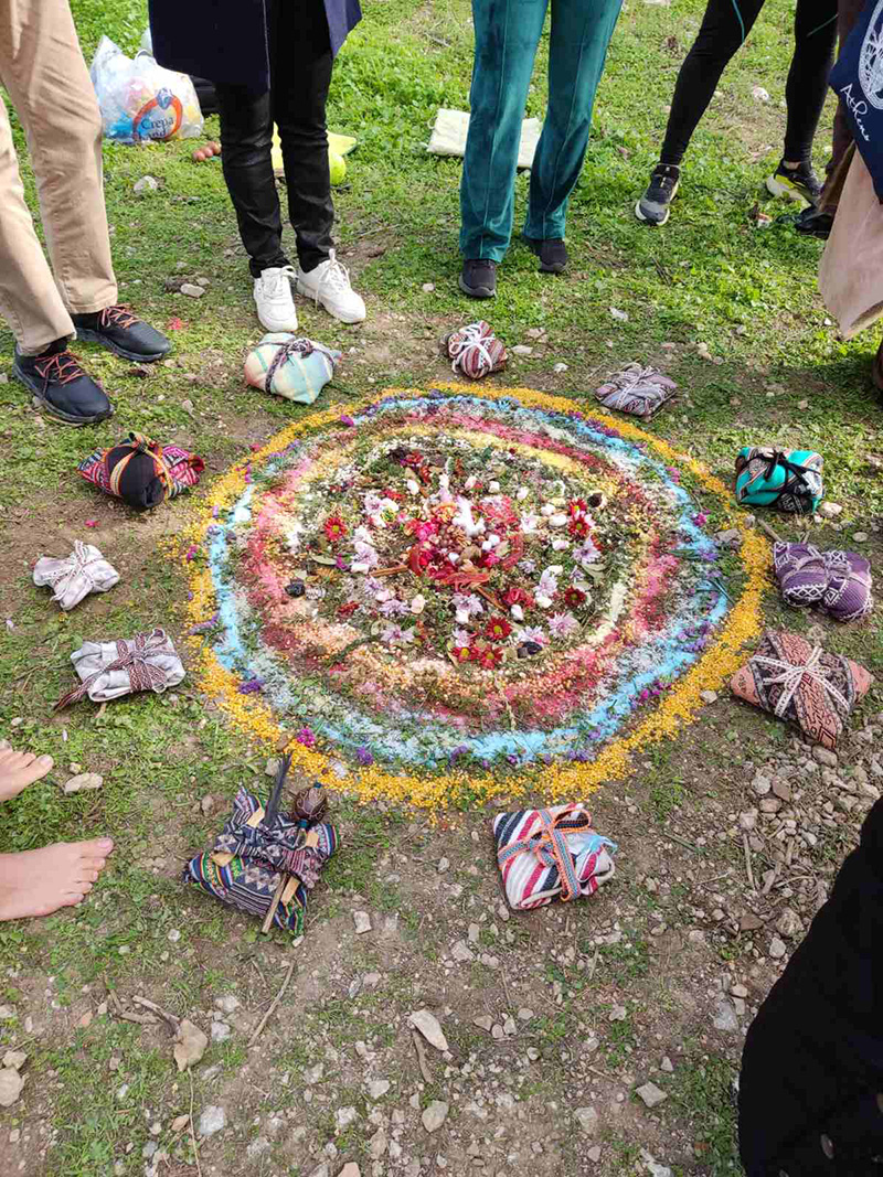 "Εαρινή Ισημερία" Η ανθοφορία της ψυχής: Θηλυκότητα- Αρρενωπότητα Η εαρινή ισημερία σηματοδοτεί την αρχή της άνοιξης. Την ημέρα αυτή ο Ήλιος βρίσκεται κάθετα πάνω από τον ισημερινό της Γης. Αυτή τη μέρα, θα τη γιορτάσουμε με έναν ιδιαίτερο τρόπο, με μια περουβιανή Σαμανική τελετουργία το despacho.